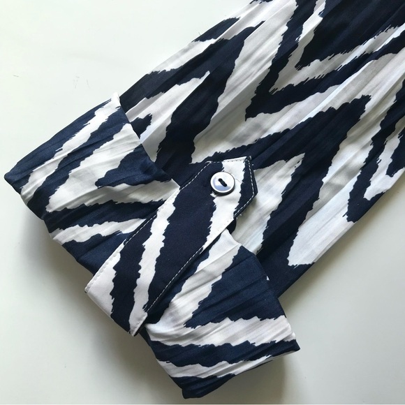 CHICO’S Navy & White Chevron crinkle coverup shirt Medium blouse Chico’s Size 1 - Picture 6 of 13